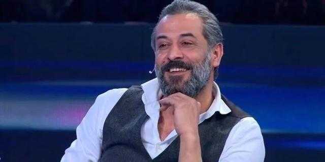 فنان سوري مشهور ينفجر باكيا بعد تذكره مشهدا جعله يزور طبيبا نفسيا