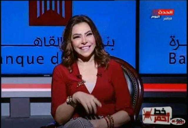 أنا شبه بابا.. ألفت عمر تتغزل في والدها.. فيديو