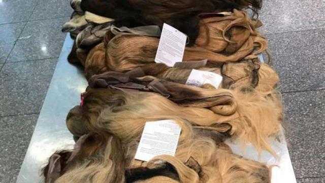 إحباط محاولة تهريب 100 باروكة شعر طبيعي و62 عبوة مستلزمات خاصة بها