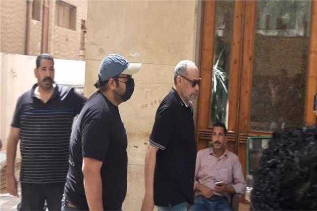 محمد ثروت يصل مستشفى الصفا لتشييع جثمان سمير غانم