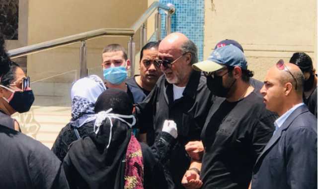 انهيار شقيق سمير غانم قبل تشييع جثمانه