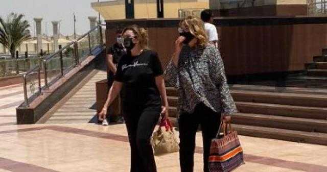 يسرا وميرفت أمين تصلان مسجد المشير للمشاركة في جنازة سمير غانم