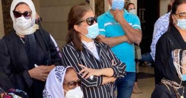 إلهام شاهين ولبلبة وماجد المصرى يشاركون فى جنازة سمير غانم