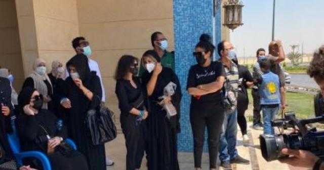سمير صبرى ونجوى فؤاد وأشرف زكى وروجينا وبوسى شلبى فى جنازة سمير غانم