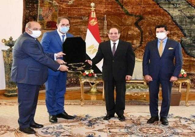 مصطفى براف يُقلد الرئيس السيسي وسام الاستحقاق الخاص باللجنة الأولمبية الأفريقية