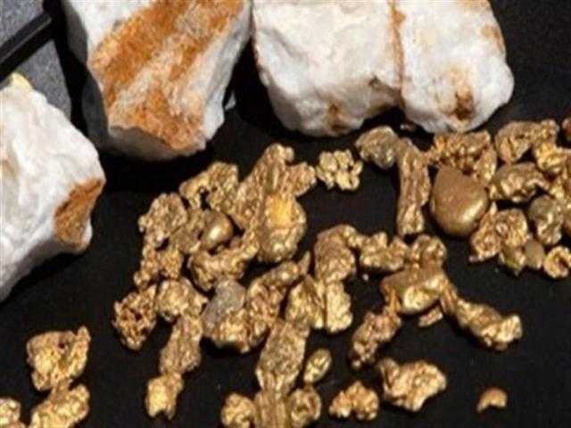 ضبط 2 طن من أحجار خام الذهب خلال حملة تنقيب بأسوان
