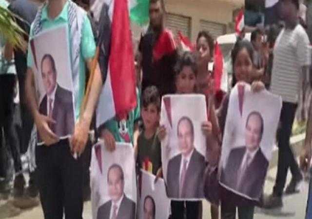 على أنغام تسلم الأيادي.. وقفة عرفان لمصر في غزة والأطفال يحملون صورة الرئيس السيسي