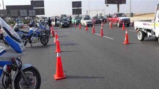 تحويلات مرورية لتركيب لافتة إرشادية أعلى محور المشير