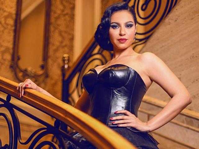 بفستان مكشوف.. نسرين أمين تشعل السوشيال ميديا