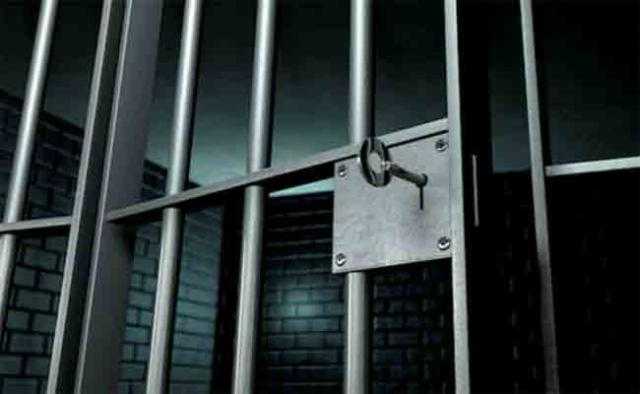 القبض على شخص لتعاطيه الحشيش داخل صيدلية بحلوان وتوثيقه الواقعة بالفيديو
