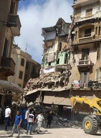 النيابة تُصَرِح بدفن جثامين 4 ضحايا لعقار العطارين المُنهار في الإسكندرية