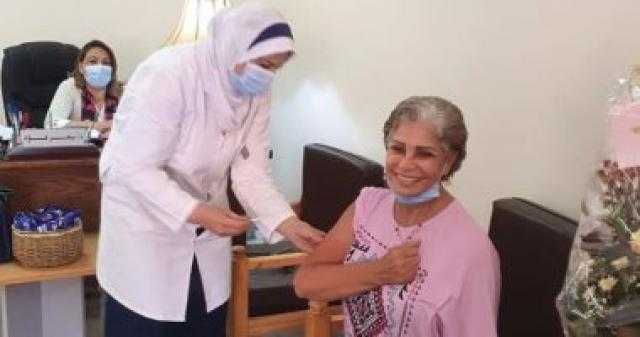 سوسن بدر تتلقى الجرعة الثانية من لقاح كورونا