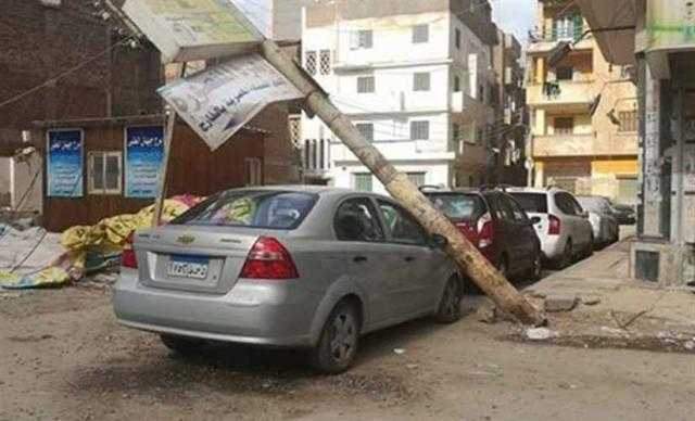 تحطم سيارة ملاكي بعد سقوط عمود إنارة عليها بالمنصورة