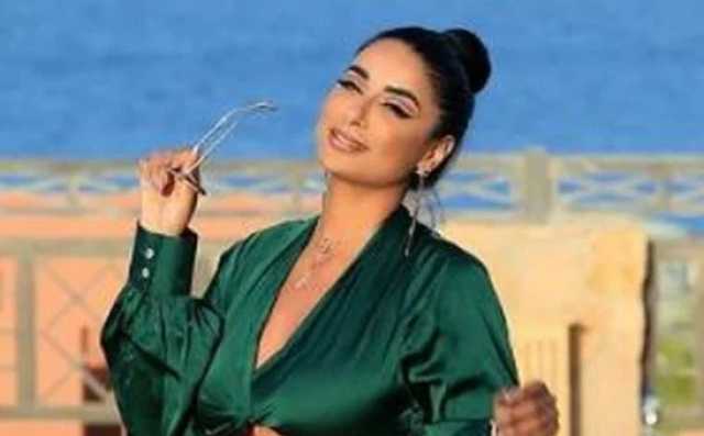 بالبورنس والفوطة .. جوري بكر تستعرض أنوثتها