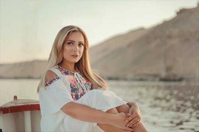 ريم البارودي بجلباب في أحدث جلسة تصوير لها بأسوان