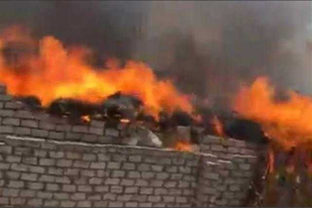 المعمل الجنائى يفحص الأدلة من موقع حريق الإصلاح الزراعى لمعرفة أسبابه بالدقى