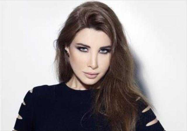 بقميص وحذاء فقط.. نانسي عجرم تعود للأبيض والأسود