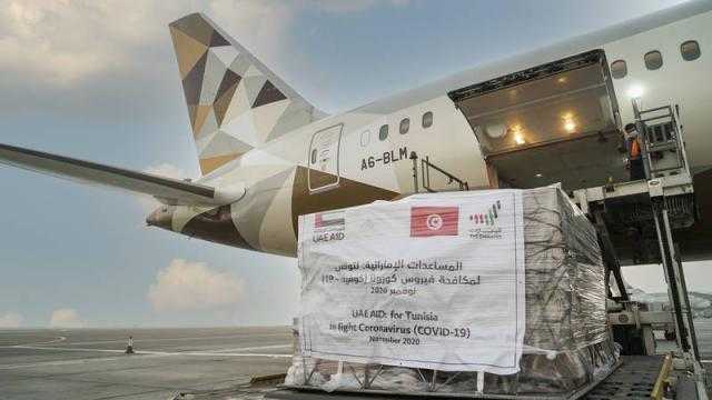 وصول طائرة تحمل 500 ألف جرعة لقاح كورونا مقدمة من الإمارات إلى الشعب التونسي