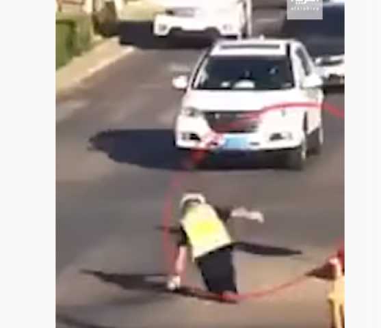 شاهد.. سقوط شرطي بسبب الحر في الصين