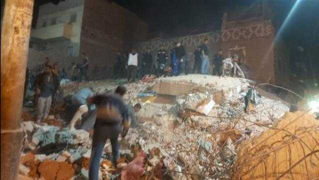 مصرع طفل في انهيار منزل مكون من 3 طوابق بقنا