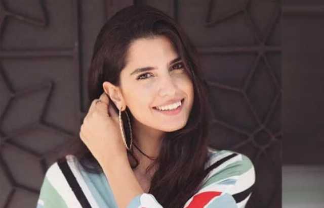 كارمن بصيبص تخطف الأنظار في ”العارف” بالاسود الكلاسيكي