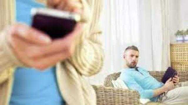 منها نداء الزوج باسم آخر.. 10 دلالات تؤكد وقوع الزوجة في بئر الخيانة