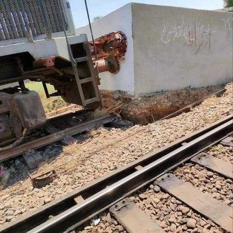 إصابة شخصين سقطا بحادث تصادم قطار ركاب بالصدادات الخرسانية في نجع حمادي بقنا