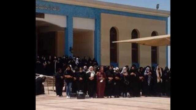 جنازة الفنانة دلال عبدالعزيز في طريقها إلى مثواها الأخير بمقابر الوفاء والأمل