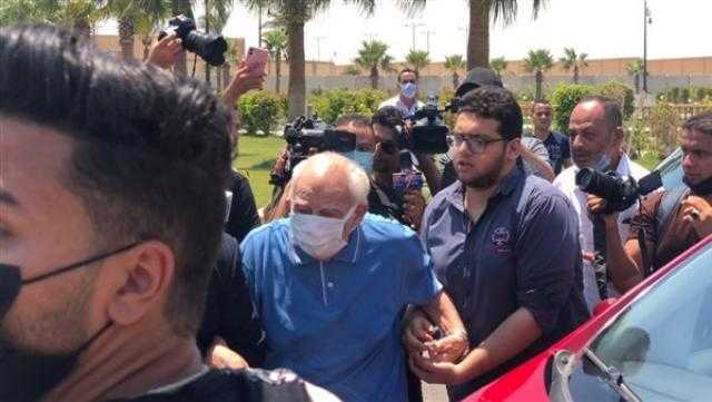 نجوم الفن يشاركون في وداع دلال عبد العزيز بمسجد المشير
