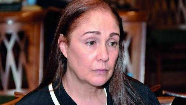 الفنانة شيرين تصل إلى مسجد المشير لتشييع جثمان دلال عبد العزيز