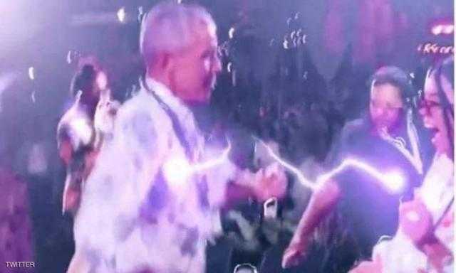 حشيش ورقص هستيري دون كمامات.. مشاهد مسربة من عيد ميلاد باراك أوباما.. فيديو