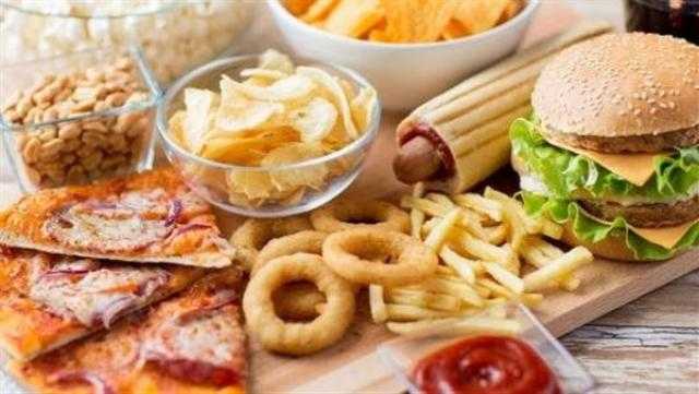دراسة تحذر من خطورة الوجبات السريعة على صحة الأطفال والمراهقين