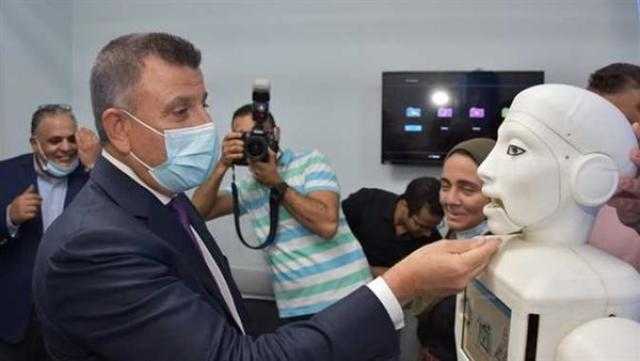 «بتصبح على المريض وبتقيس الحرارة».. تعرف على مزايا الروبوت شمس