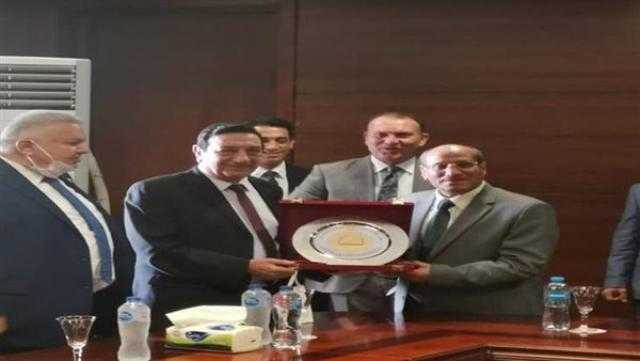 أهداه درع «القضاء الأعلى».. «شوضه» يهنئ رئيس النيابة الإدارية باكتمال عطائه