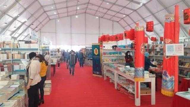 زوار معرض الإسكندرية للكتاب يتوافدون على ركن الخط العربي بجناح الأزهر
