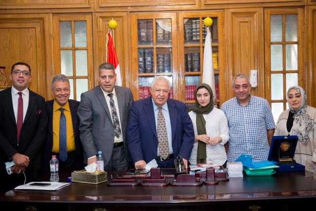 نقيب المحامين يكرم الأولى على الثانوية العامة علمي رياضة ويهديها درع النقابة