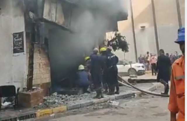بدء عمليات التبريد والتعقيم بعد السيطرة على حريق محل هواتف بالدقي