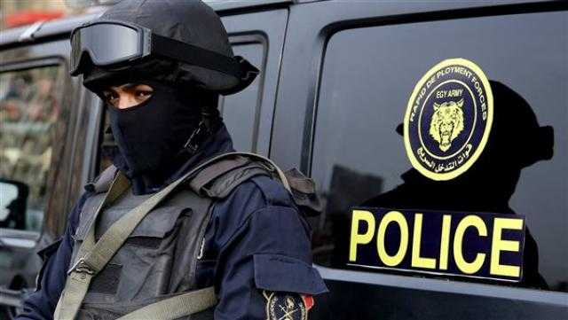 الأجهزة الأمنية تعيد طفلا ضل الطريق لأسرته بالمعادي