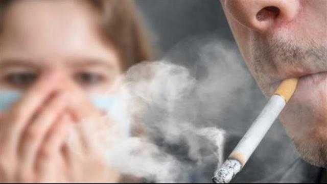 هل التدخين يحمي من فيروس كورونا؟.. طبيب أمراض صدرية يوضح