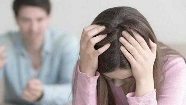سيدة تطلب الخلع من زوجها بسبب علاقاته غير المشروعة