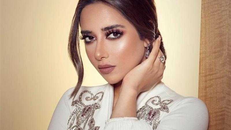 بلقيس فتحي تهوس جمهورها بفستان مطرز بالورود