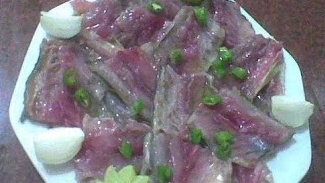 بينها أكل الفسيخ.. طبيب يحذر من عادات غذائية خطيرة للمصريين