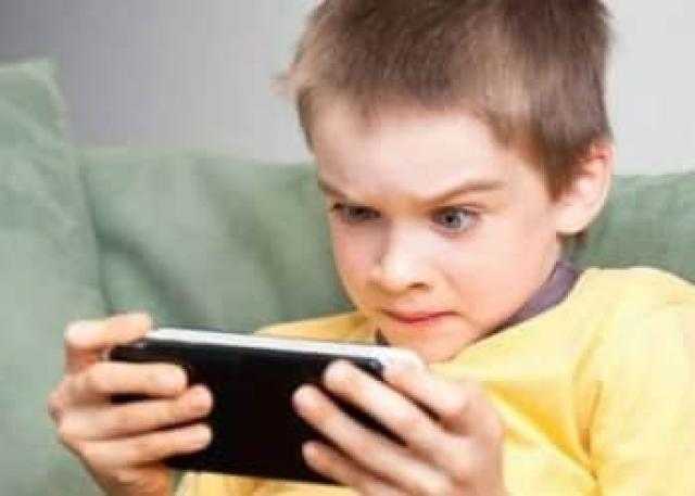 تأخر الكلام ونمو العقل.. تحذير من تأثير الموبايل والتكنولوجيا على الأطفال.. فيديو