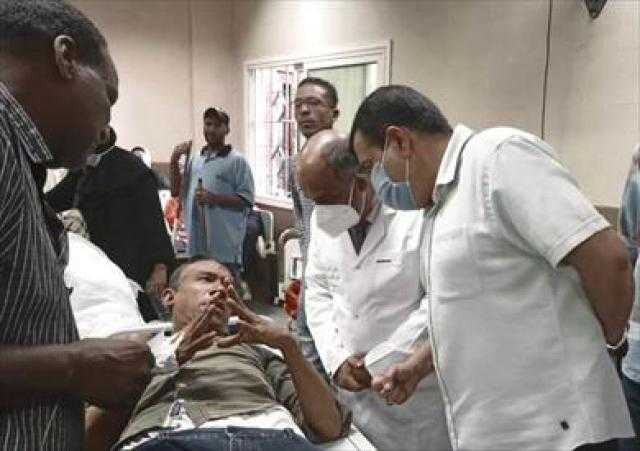 السكرتير المساعد لأسوان يطمئن على 22 مصابا في حادث تصادم سيارتين