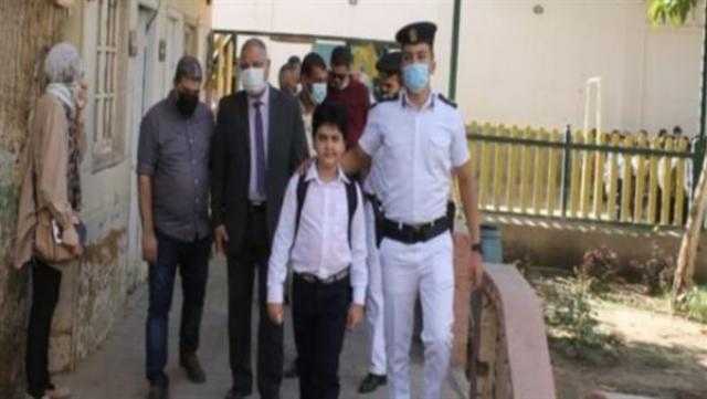قيادات وضباط الشرطة يصطحبون أبناء الشهداء للمدارس