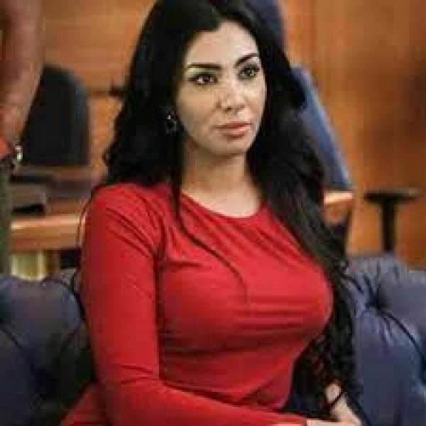 ميرهان حسين تسحر العيون بالشيفون وحبات الكريستال