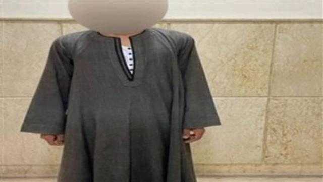 سقوط عامل روج لبيع العملات المقلدة عبر فيسبوك بأسيوط