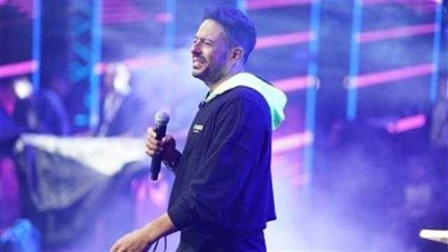 محمد حماقي يتحدى الأمطار ويستكمل حفله بالإسكندرية