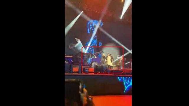 محمد رمضان يلقي أموالا على الجمهور في السعودية (فيديو)