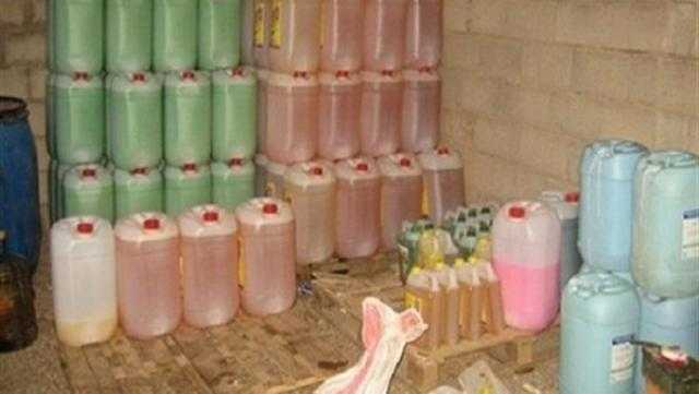 ضبط 6 أطنان منظفات مغشوشة تؤثر على الصحة داخل مصنع
